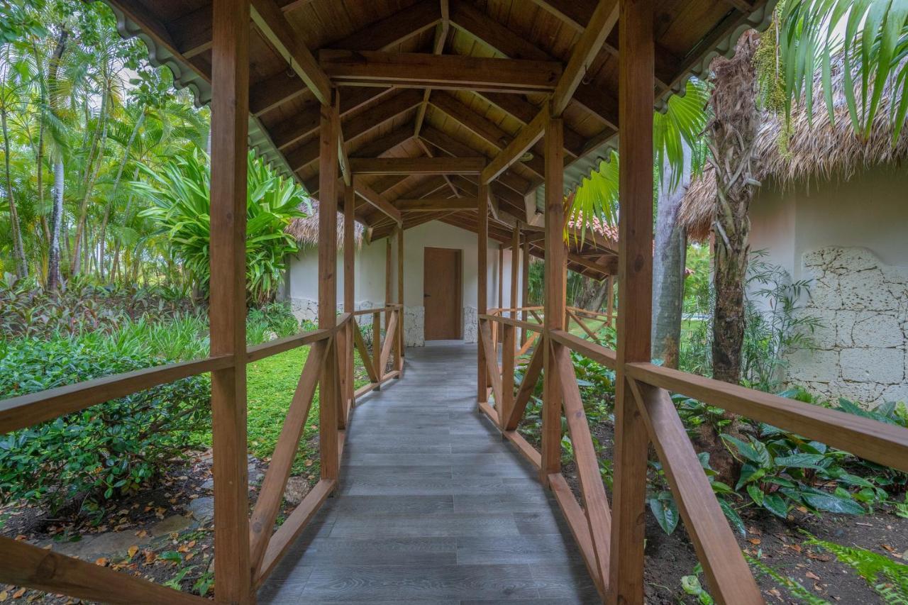Caribe Deluxe Princess Punta Cana Ngoại thất bức ảnh A walkway at the resort