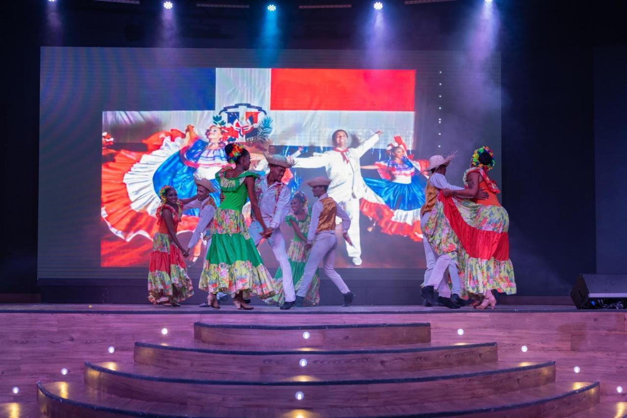 Caribe Deluxe Princess Punta Cana Ngoại thất bức ảnh Dancers from the Dominican Republic