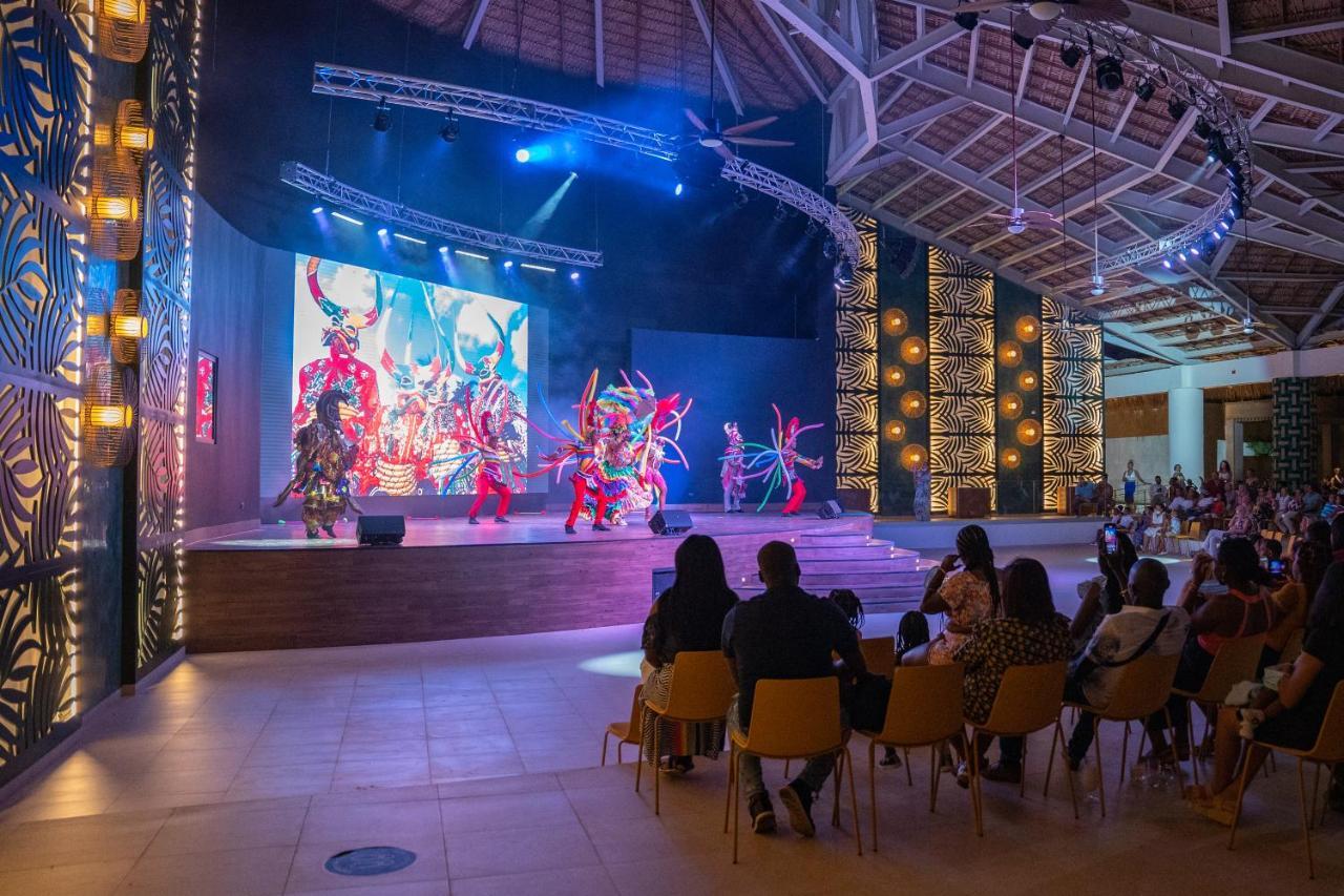 Caribe Deluxe Princess Punta Cana Ngoại thất bức ảnh The stage at the resort's main lobby