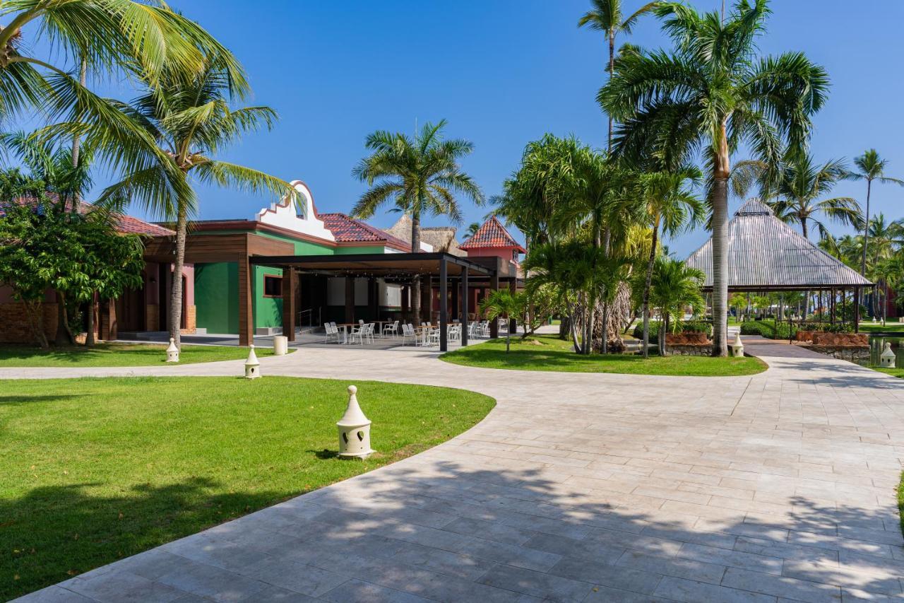 Caribe Deluxe Princess Punta Cana Ngoại thất bức ảnh The resort's grounds