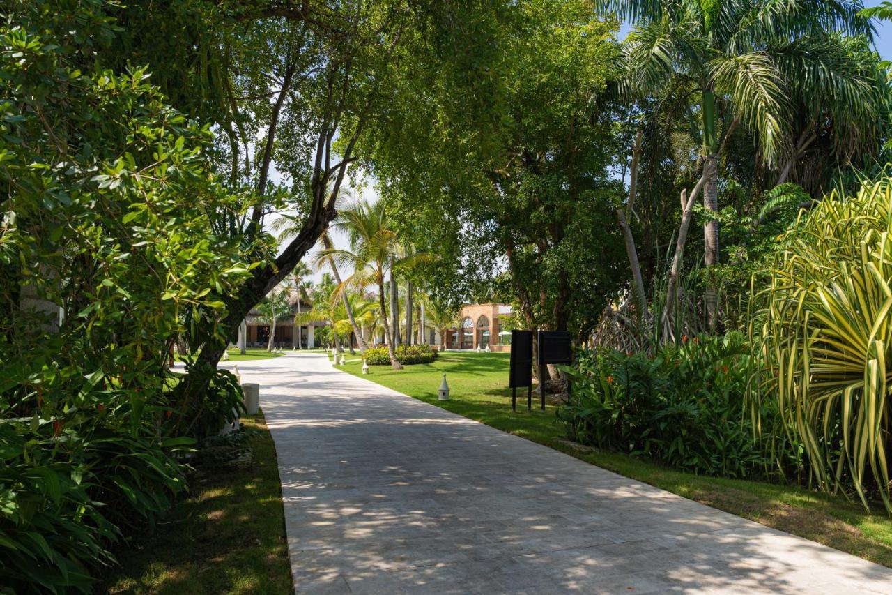 Caribe Deluxe Princess Punta Cana Ngoại thất bức ảnh A street in the community