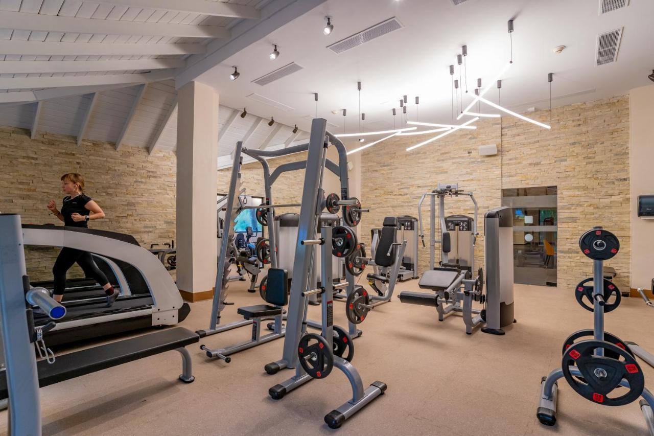 Caribe Deluxe Princess Punta Cana Ngoại thất bức ảnh The gym at the hotel