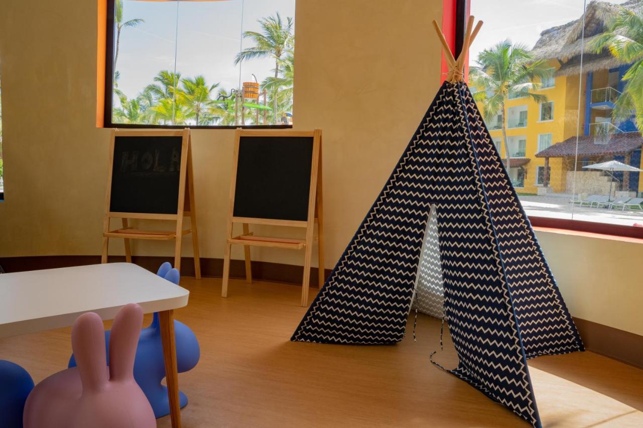 Caribe Deluxe Princess Punta Cana Ngoại thất bức ảnh A teepee in a children's playroom