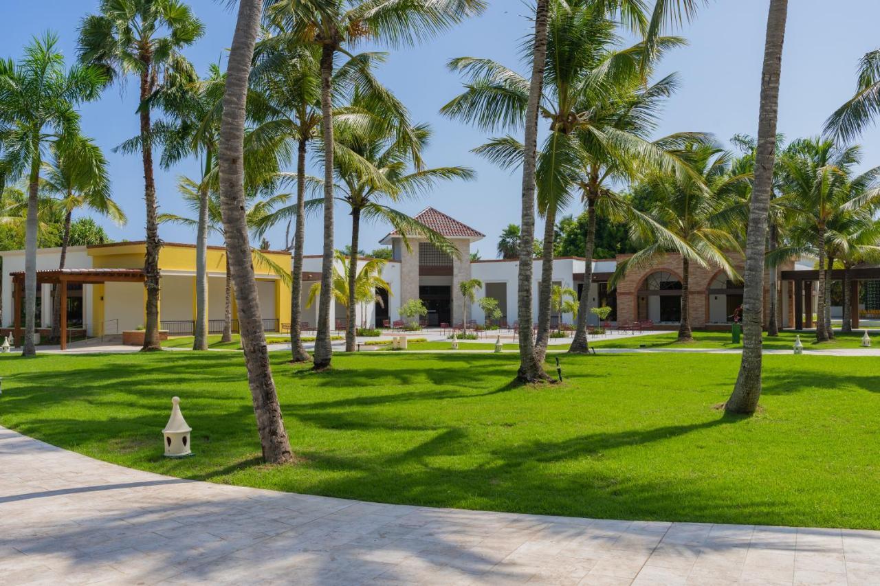 Caribe Deluxe Princess Punta Cana Ngoại thất bức ảnh The resort's grounds