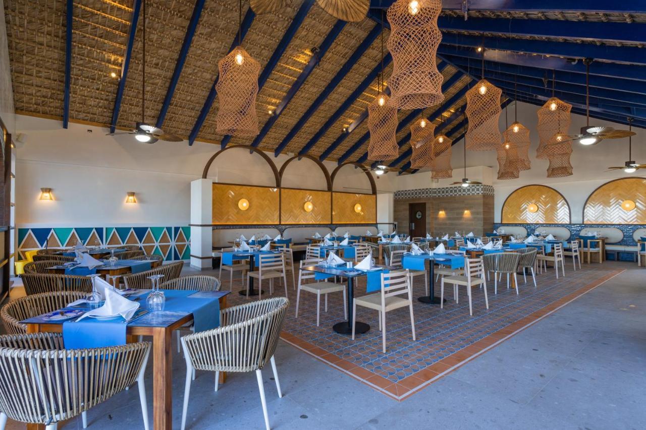 Caribe Deluxe Princess Punta Cana Ngoại thất bức ảnh Restaurant at the resort