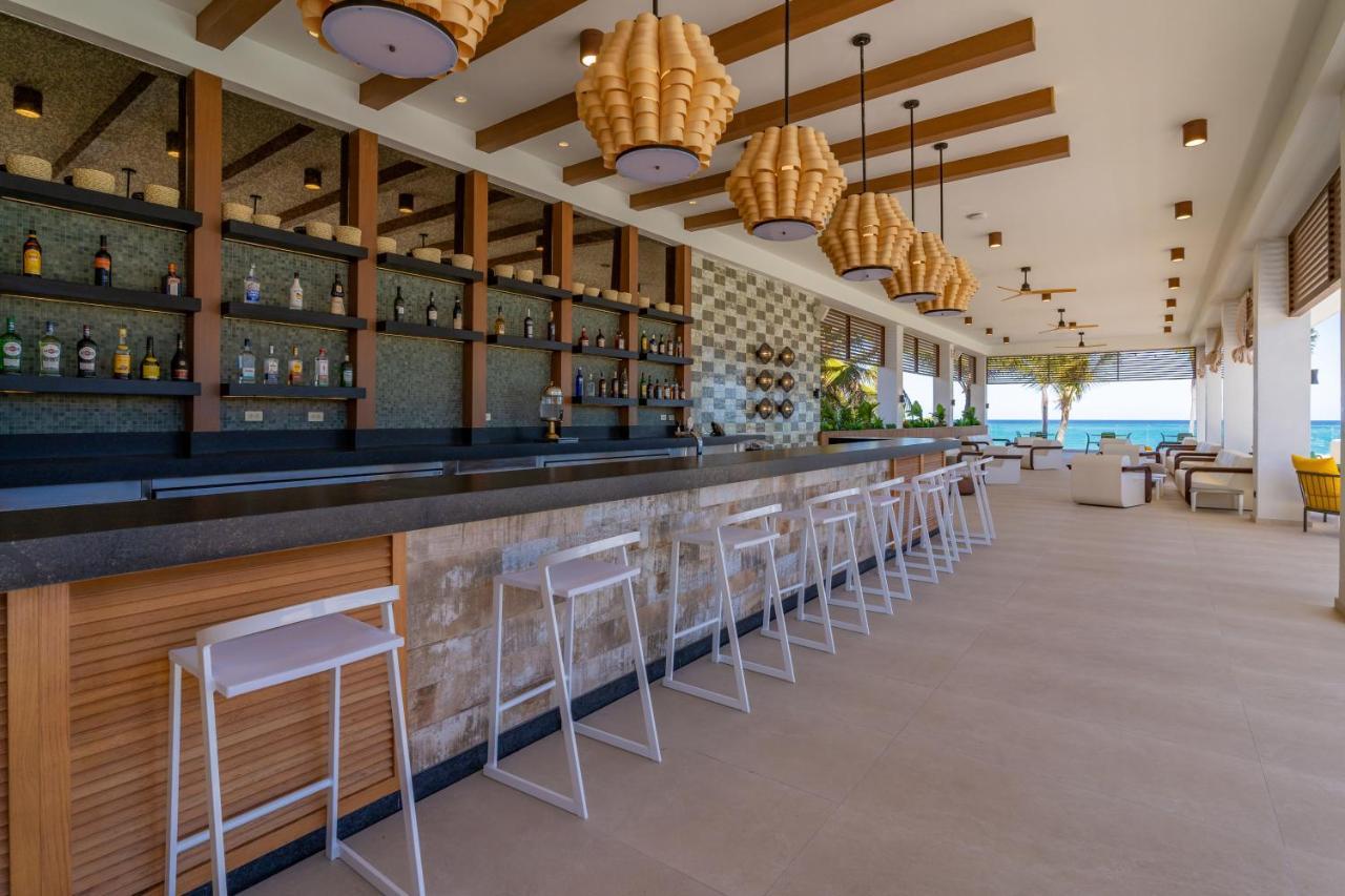 Caribe Deluxe Princess Punta Cana Ngoại thất bức ảnh Rooftop bar at the Grand Palladium Hotel