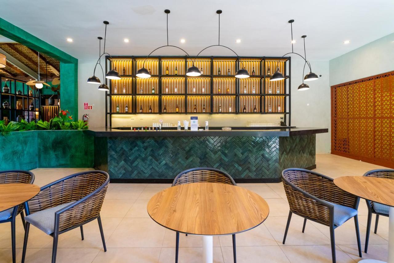 Caribe Deluxe Princess Punta Cana Ngoại thất bức ảnh The bar at the clubhouse