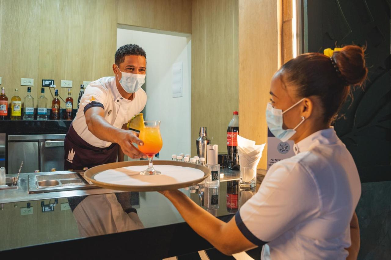 Caribe Deluxe Princess Punta Cana Ngoại thất bức ảnh A waiter serving a drink