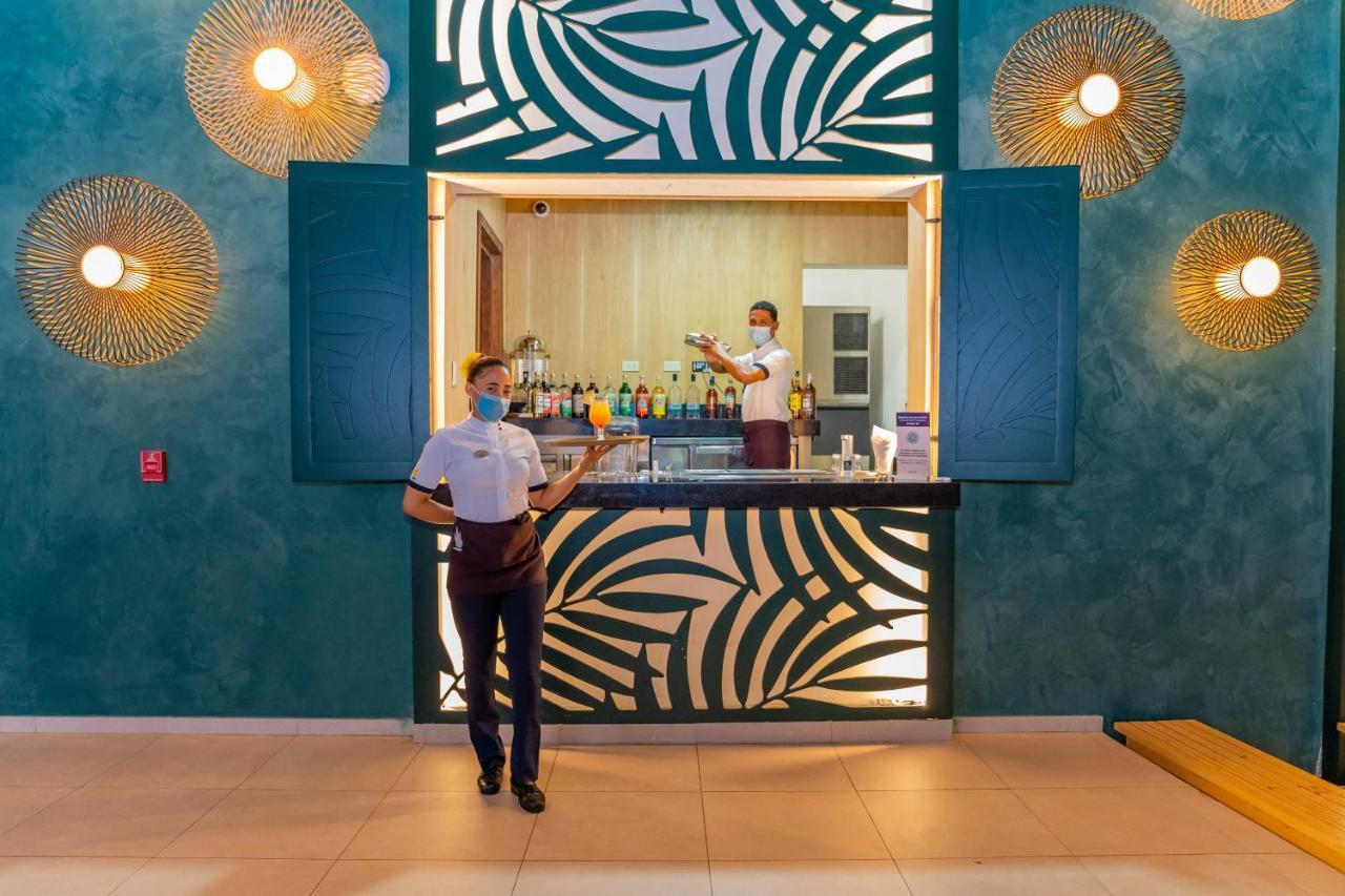 Caribe Deluxe Princess Punta Cana Ngoại thất bức ảnh The bar at the lounge