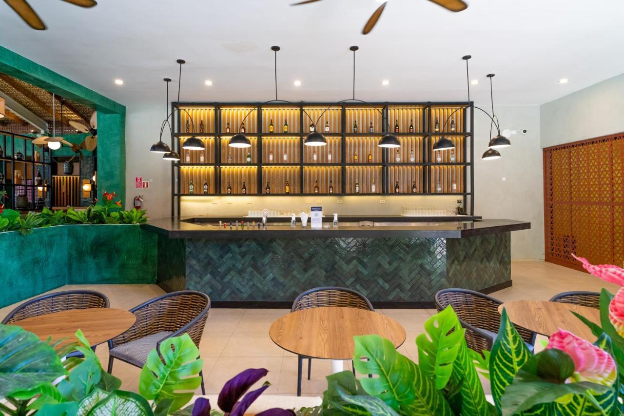 Caribe Deluxe Princess Punta Cana Ngoại thất bức ảnh The bar at the hotel