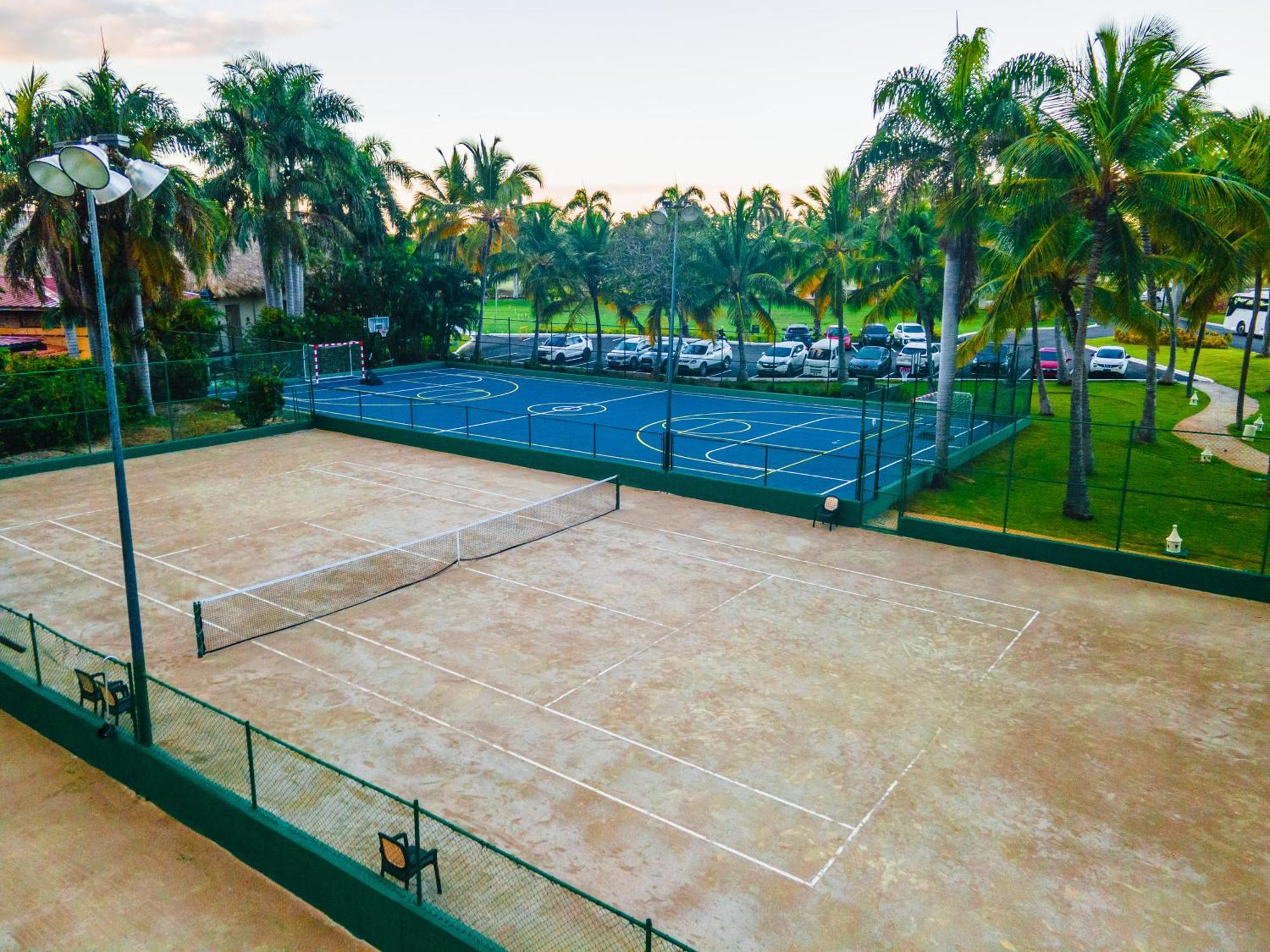 Caribe Deluxe Princess Punta Cana Ngoại thất bức ảnh Tennis courts at the Boca Raton Resort